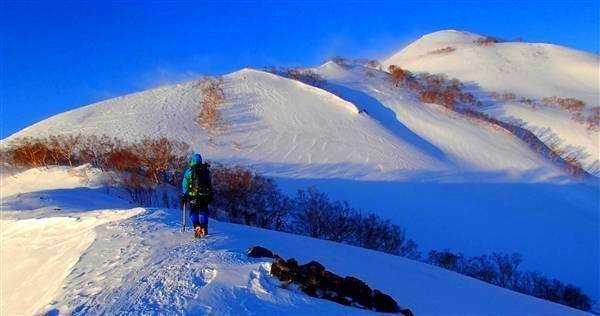 冬山、雪山の唐松岳登頂ツアーガイドコース